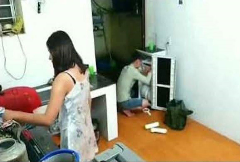 Clip Nóng 18+ Cô Vợ Địt Nhau Với Anh Thợ Sửa Ống Nước Lúc Chồng Vắng Nhà